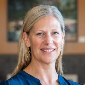 headshot of elizabeth stolle